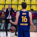 Sarunas Jasikevicius da indicaciones a Gasol durante un partido de la Euroliga