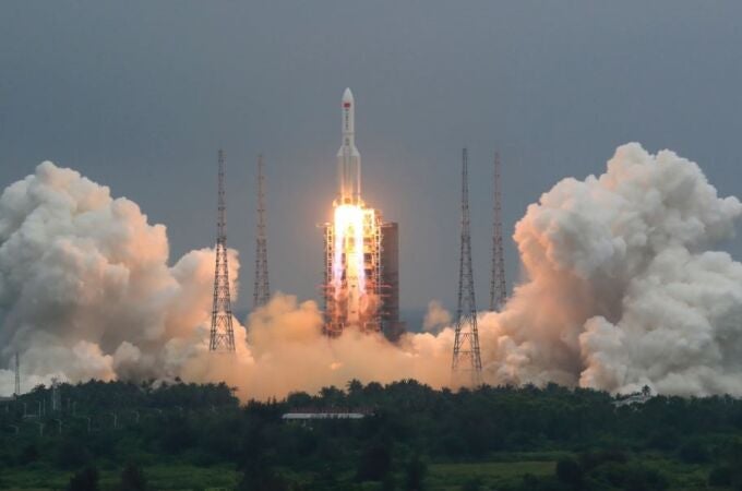 Cohete “Long March 5B” que puso en órbita el módulo central de la estación espacial china