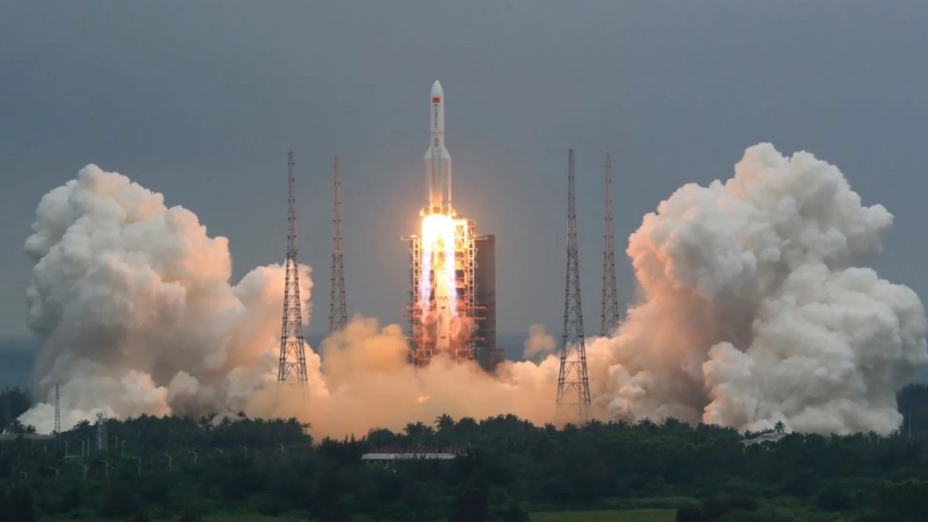 Cohete “Long March 5B” que puso en órbita el módulo central de la estación espacial china