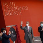 El Rey Felipe VI (c) descubre una placa conmemorativa en presencia del presidente de Murcia, Fernando López Miras