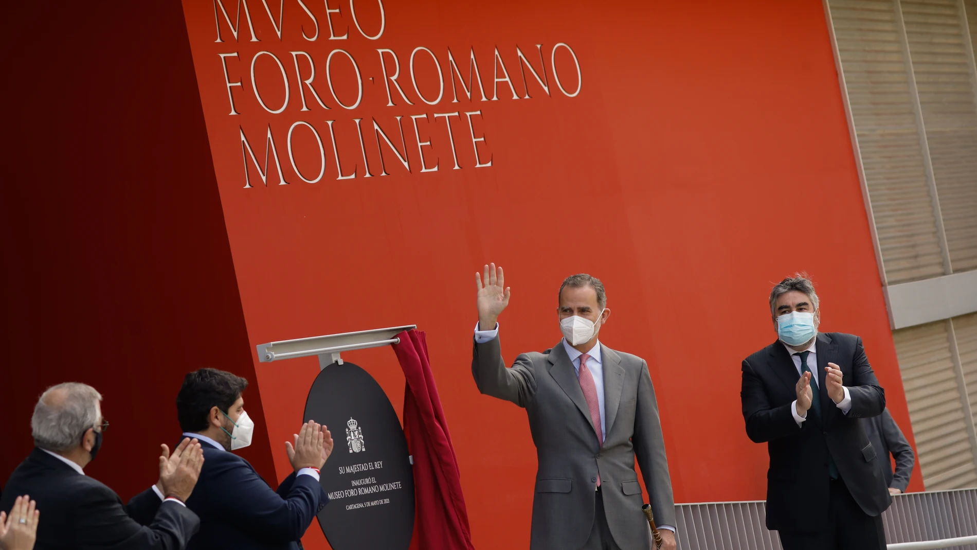 El Rey Felipe VI (c) descubre una placa conmemorativa en presencia del presidente de Murcia, Fernando López Miras