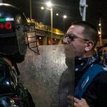 Un manifestante se enfrenta a la policía durante las protestas sociales en Colombia