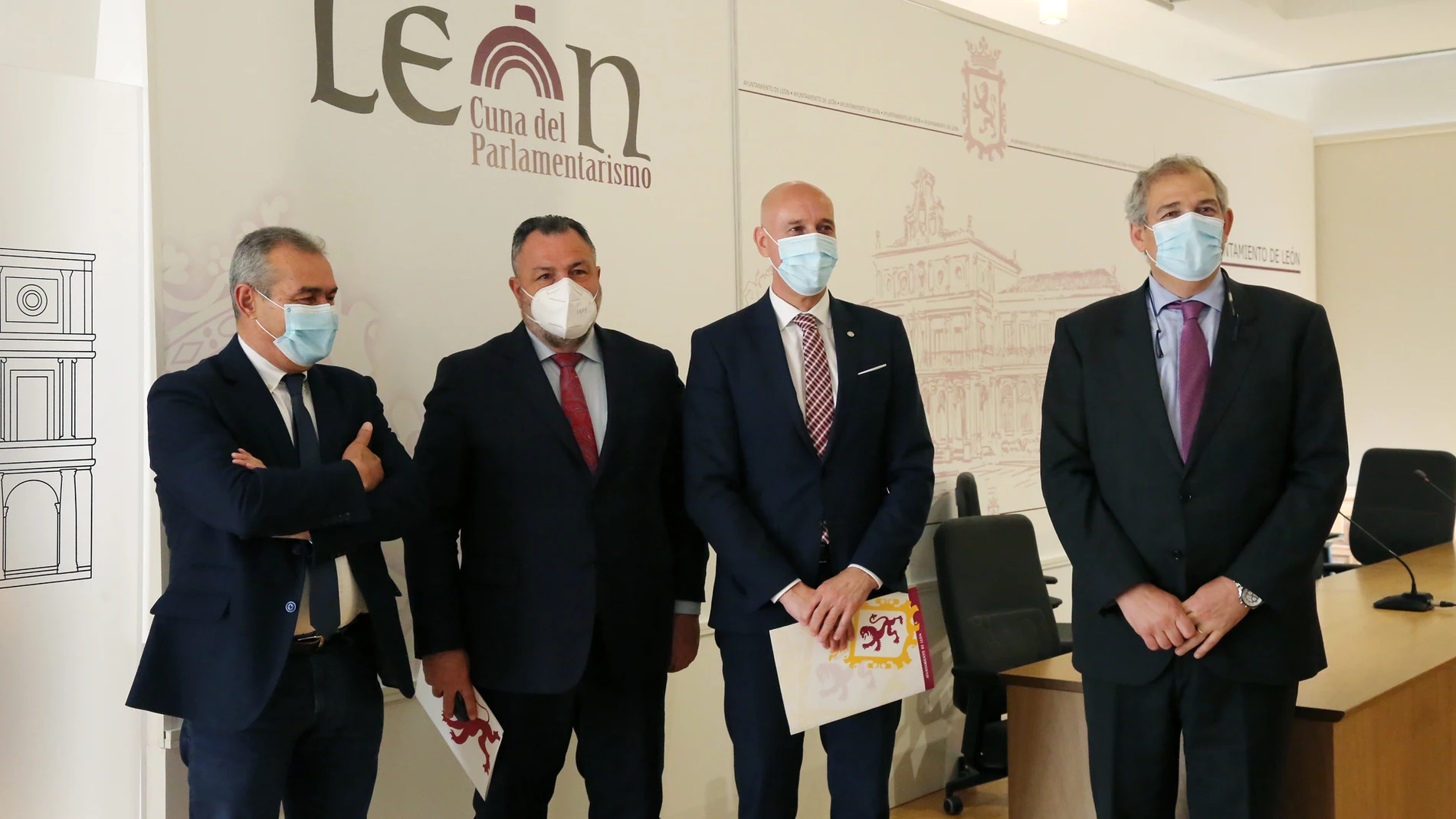 El alcalde de León, José Antonio Diez, junto con el presidente de la Diputación, Eduardo Morán, entre otros