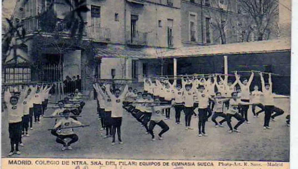 Equipos de gimnasia en el colegio de Nuestra Señora del Pilar, en Madrid