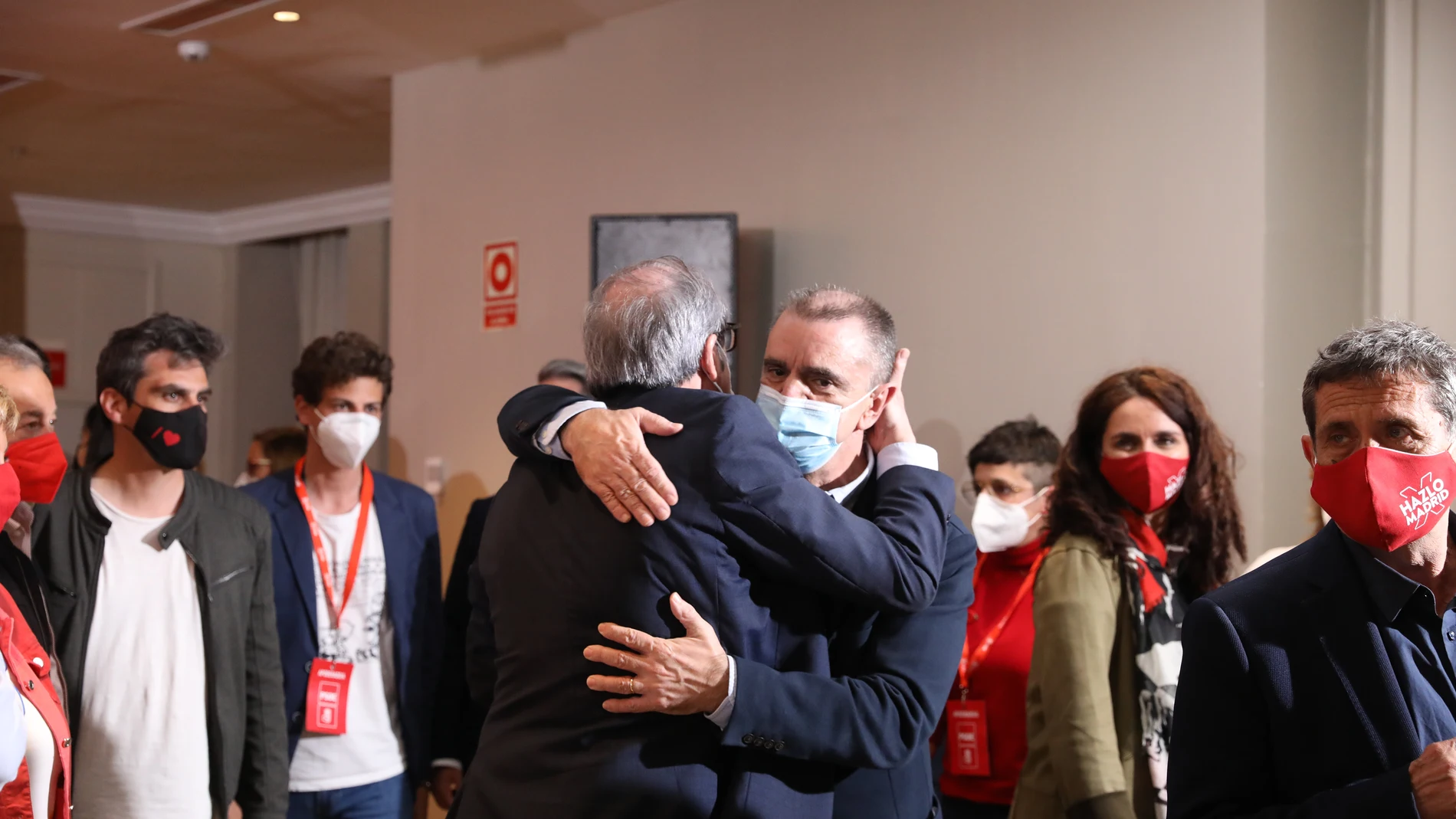 El candidato del PSOE, Ángel Gabilondo, abraza al secretario del PSOE-M, José Manuel Franco, en la noche electoral