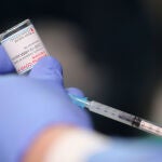 Un trabajador sanitario prepara una dosis de la vacuna contra la Covid-19
