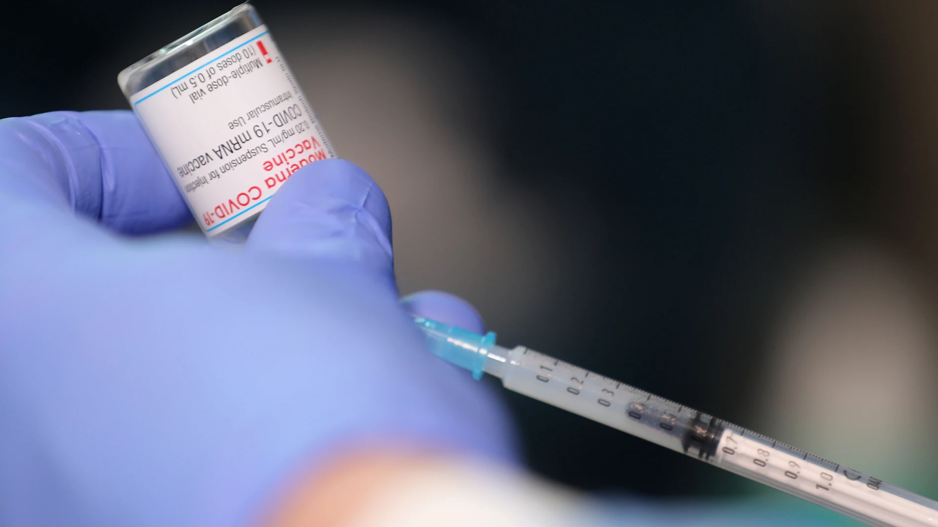 Un trabajador sanitario prepara una dosis de la vacuna contra la Covid-19