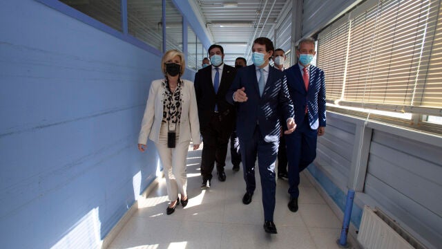 El presidente de la Junta de Castilla y León, Alfonso Fernández Mañueco, acompañado de la consejera de Sanidad, Verónica Casado, durante una visita a un consultorio de Ávila