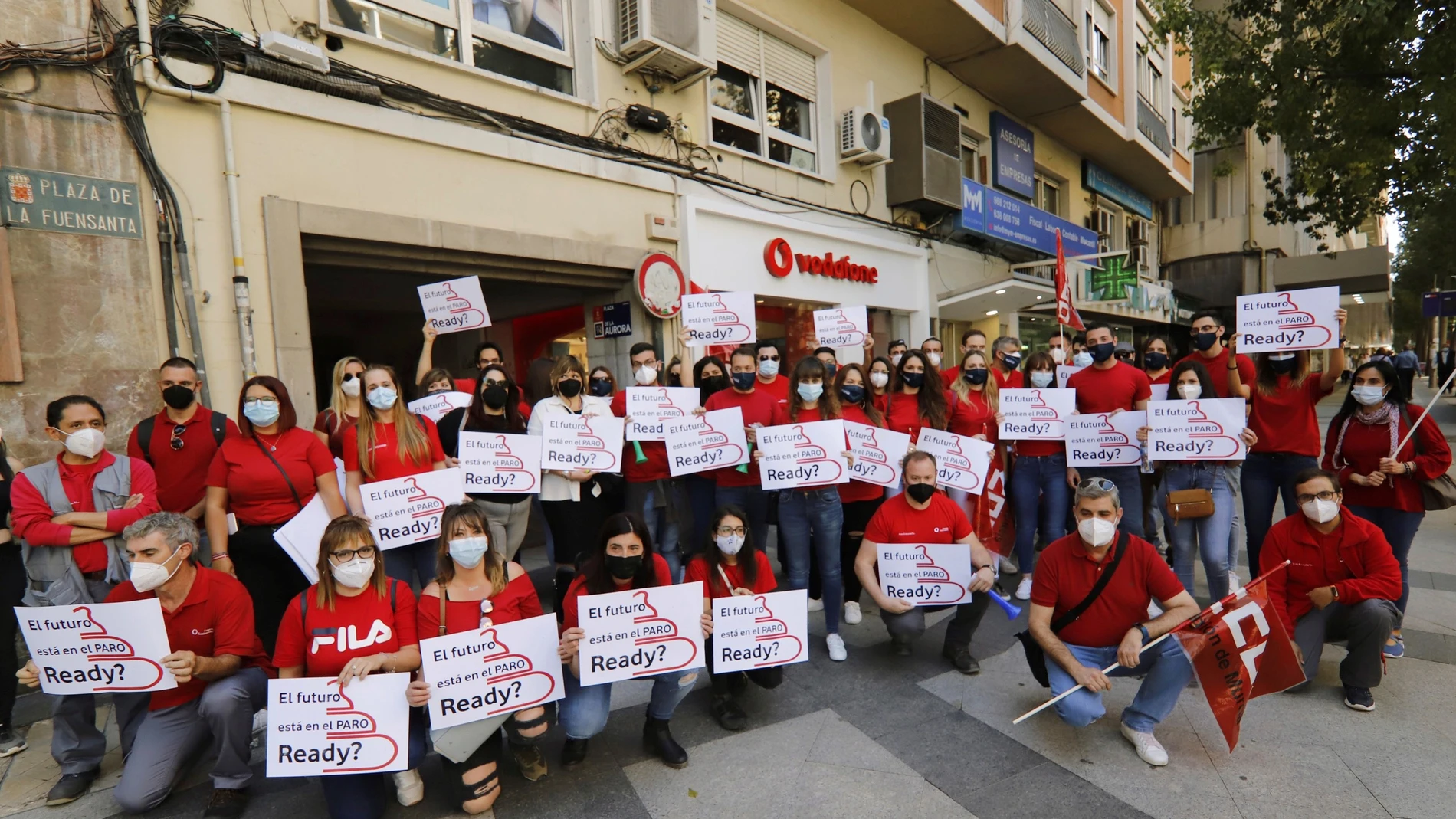 Trabajadores de la suministradora de servicios telefónicos Icono Enterprise protestan este miércoles en la Gran Vía de Murcia en contra del cierre de la empresa por la extinción de su contrato con la operadora Vodafone
