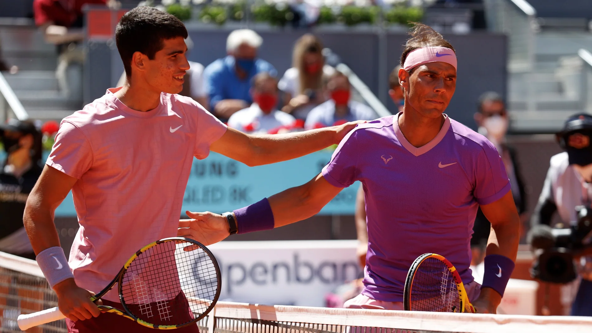 Nadal y Alcaraz se saludan en la red antes de su partido de segunda ronda del Mutua Madrid Open