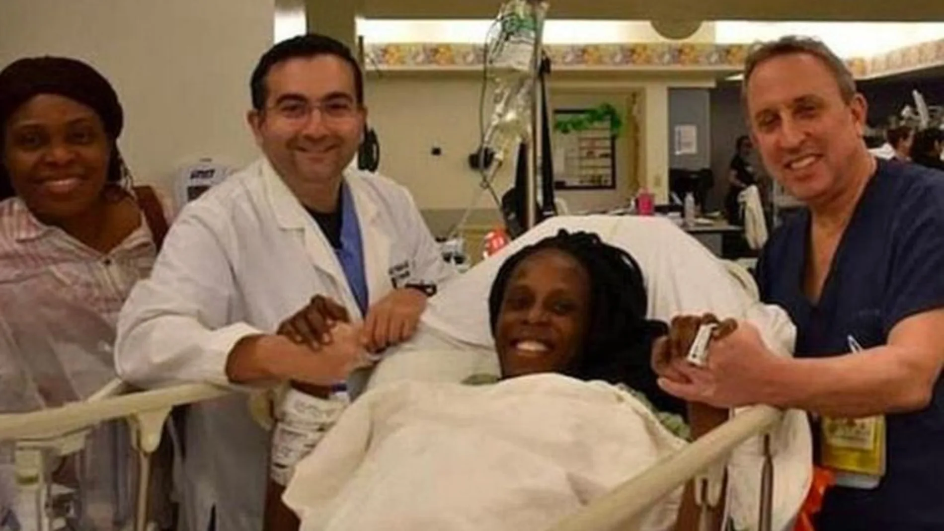 Halima Cisse, con los médicos que la atendieron en el parto