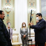 El actor Steven Seagal le regala una espada samurái al presidente venezolano, Nicolás Maduro