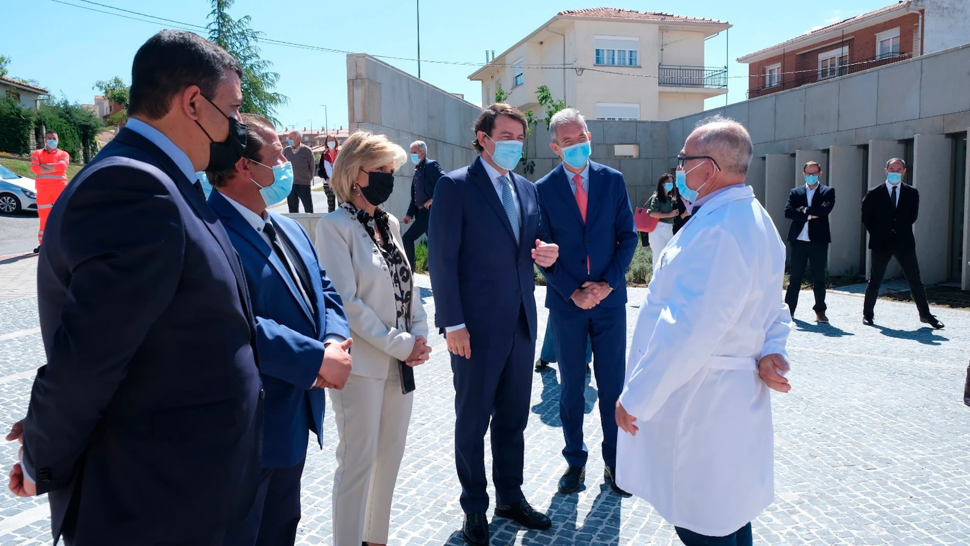 El presidente de la Junta de Castilla y León, Alfonso Fernández Mañueco, visita el nuevo Centro de Salud de Burgohondo, junto a la consejera Verónica Casado y el presidente de la Diputación de Ávila, Carlos García