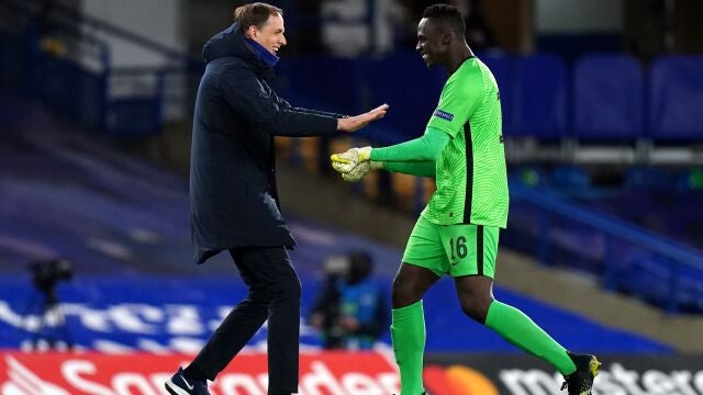 Thomas Tuchel felicita a su portero, Edouard Mendy, tras eliminar al Real Madrid en las semifinales de la Champions