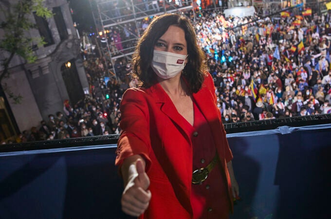 La presidenta de la Comunidad de Madrid, Isabel Díaz Ayuso, posa en el balcón de la sede del partido