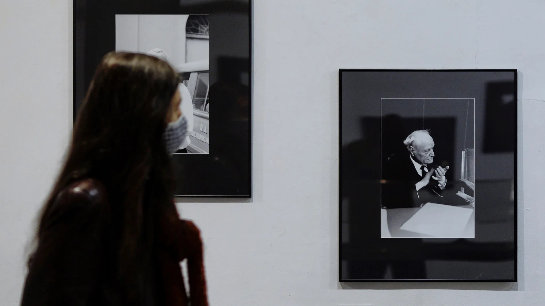 Una mujer visita la exposición "Mario Muchnik, el fotógrafo" en la sala de exposiciones de la Casa Revilla en Valladolid