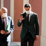El presidente de la Junta de Andalucía, Juanma Moreno, junto al consejero de Salud y Familias, Jesús Aguirre