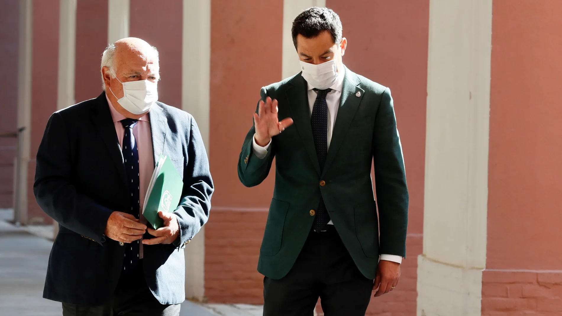 El presidente de la Junta de Andalucía, Juanma Moreno, junto al consejero de Salud y Familias, Jesús Aguirre