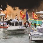 Barcos de pesca en el mar frente a la costa de Jersey