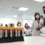 El presidente de la Junta, Juanma Moreno, visitando el Hospital Puerta del Mar de Cádiz