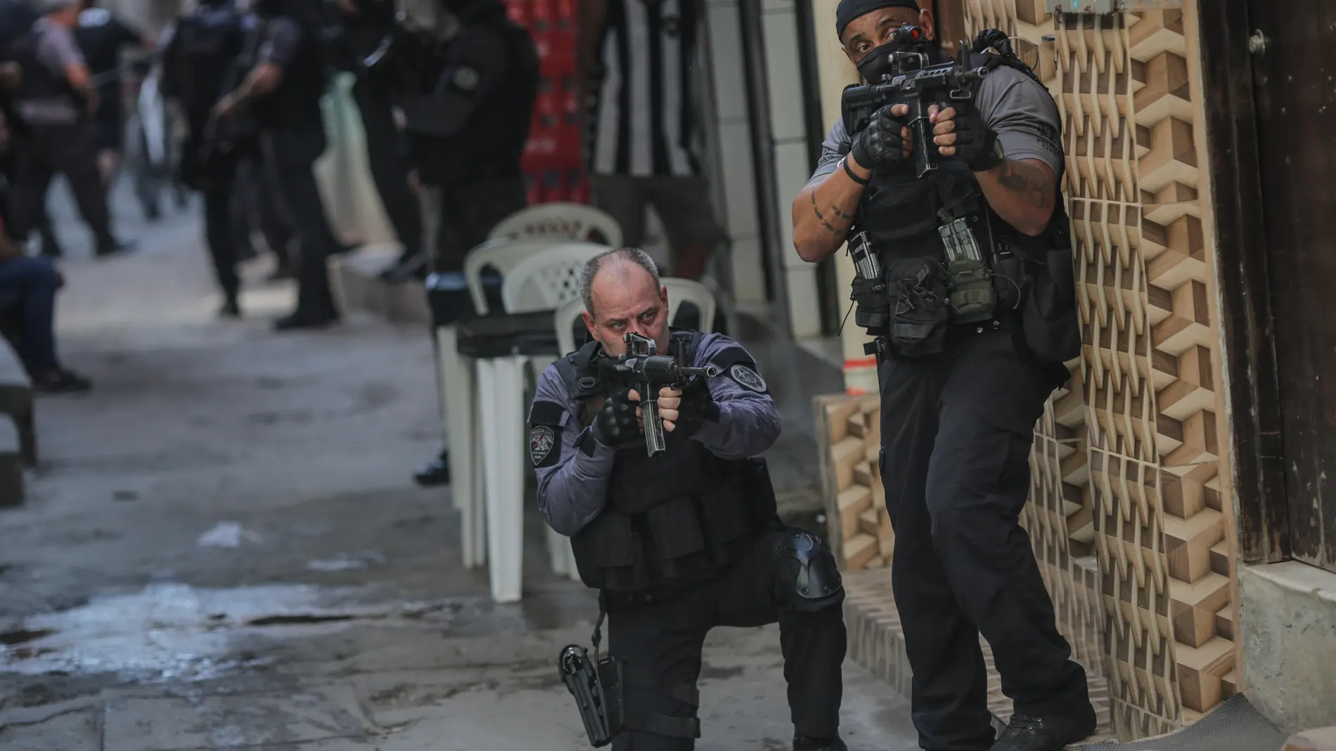 AME5642. RÍO DE JANEIRO (BRASIL), 06/05/2021.- Miembros de la Policía realizan un operativo policíal contra una banda de narcotraficantes hoy, en un favela de Río de Janeiro (Brasil). Al menos 25 personas murieron, entre ellas un policía, y otras 5 quedaron heridas, dos de ellas cuando se movilizaban en el metro, durante una operación policial este jueves contra una banda de narcotraficantes en una favela de Río de Janeiro, informaron medios locales. EFE/ André Coelho