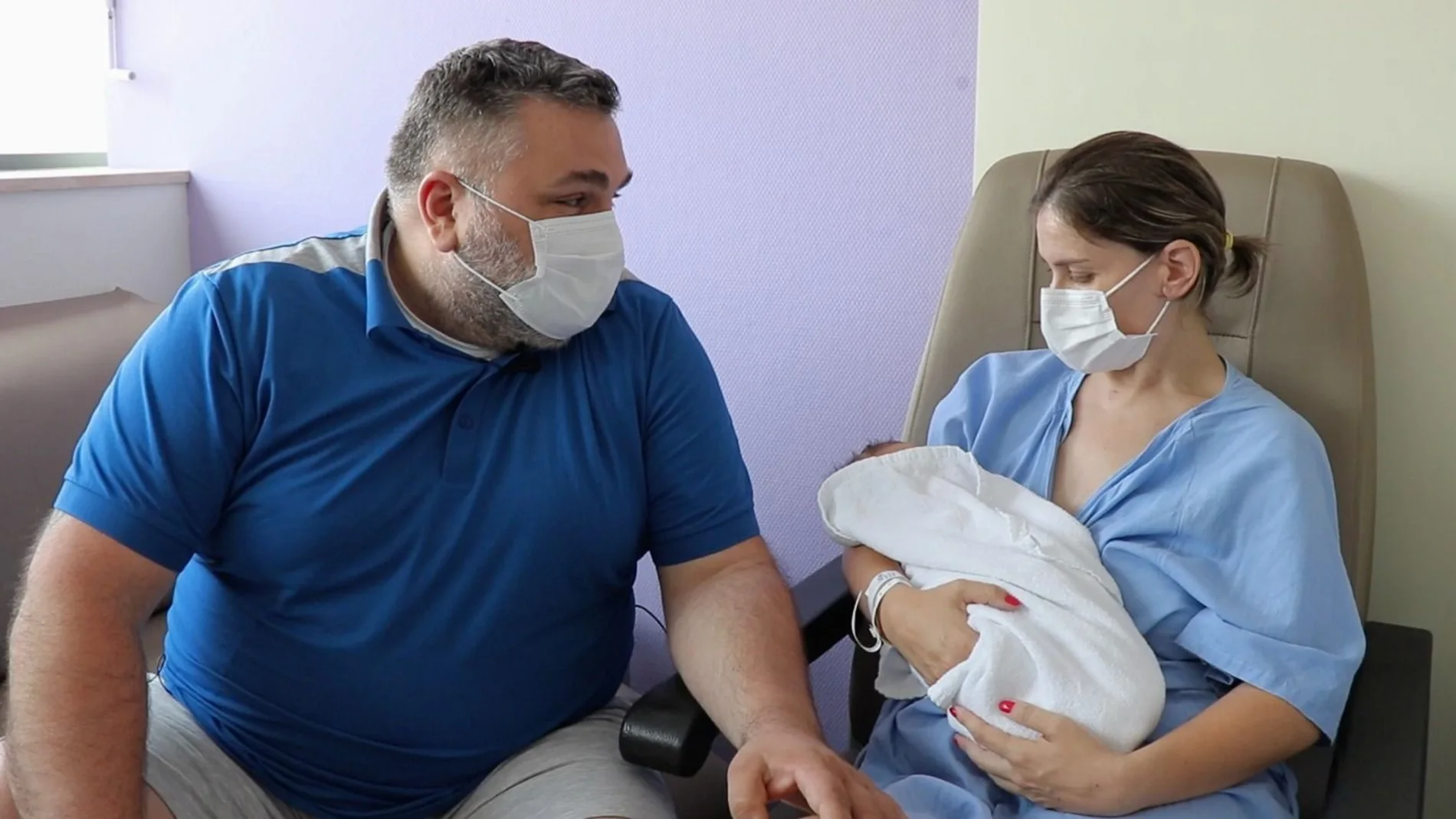 Ianula con el pequeño Marcus en brazos