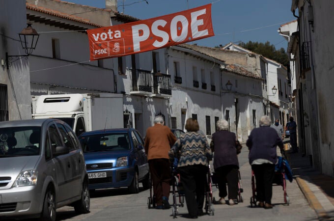 Varios ancianos de Fuentidueña de Tajo, al sureste de la Comunidad de Madrid, caminan por el pueblo