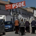 Varios ancianos de Fuentidueña de Tajo, al sureste de la Comunidad de Madrid, caminan por el pueblo