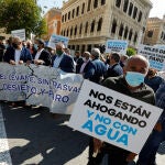 Varias personas participan en una concentración convocada a las puertas de la Delegación de Gobierno de Murcia, a 6 de mayo de 2021, en Murcia