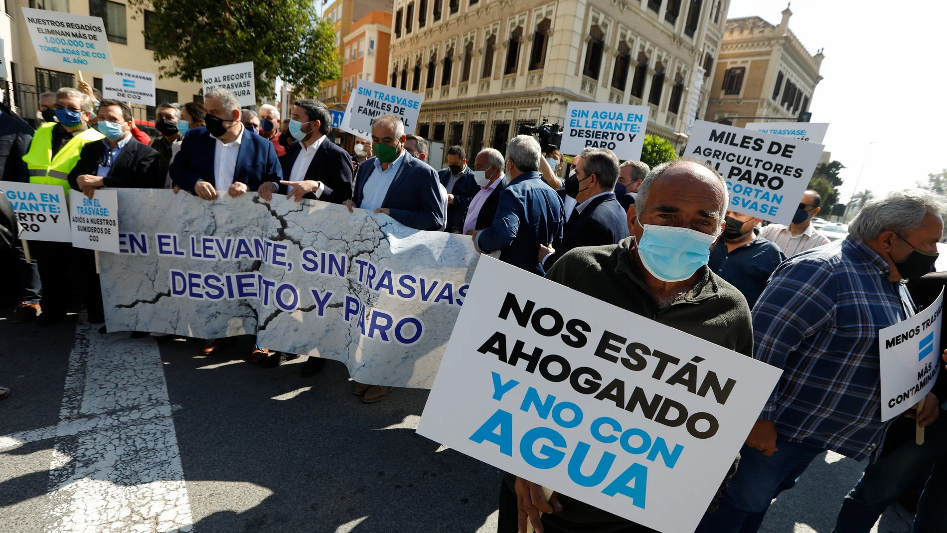 Varias personas participan en una concentración convocada a las puertas de la Delegación de Gobierno de Murcia, a 6 de mayo de 2021, en Murcia