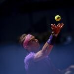 Nadal saca en su partido de octavos del Mutua Madrid Open contra Popyrin