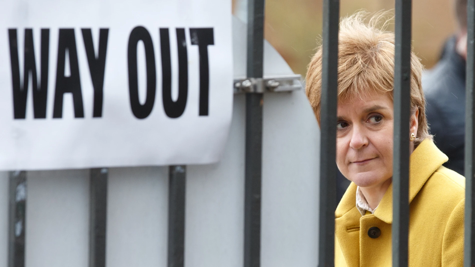 La líder del SNP Nicola Sturgeon ayer fuera del colegio electoral en Glasgow