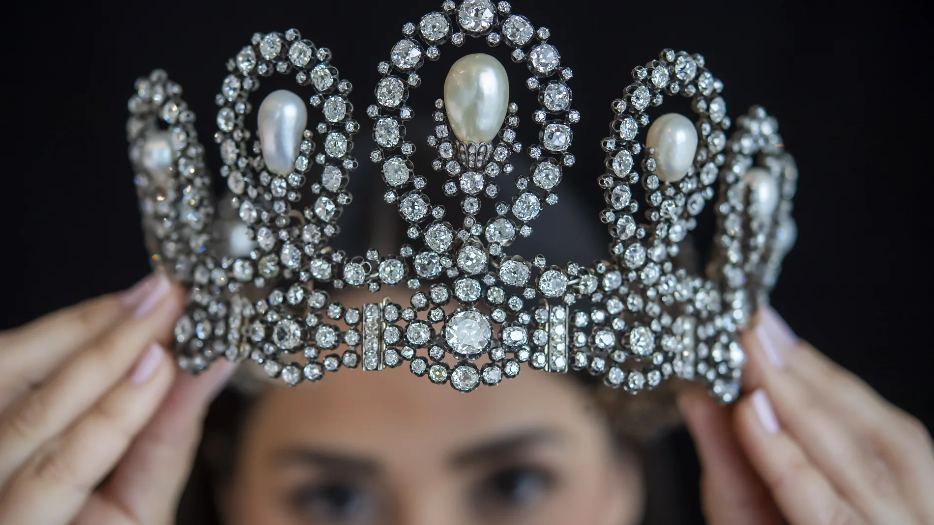 La tiara de diamantes y perlas que se creó en el siglo XIX para la Duquesa de Aosta, María Victoria de Saboya