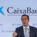 El consejero delegado de Caixabank, Gonzalo Gortázar, durante una rueda de prensa para presentar los resultados del primer trimestre de 2021