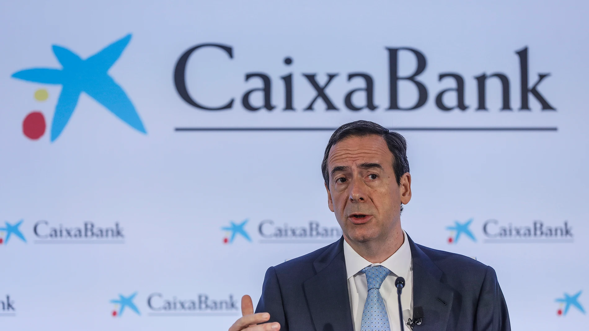 El consejero delegado de Caixabank, Gonzalo Gortázar, durante una rueda de prensa para presentar los resultados del primer trimestre de 2021
