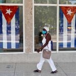 AME5602. LA HABANA (CUBA), 06/05/2021.- Una mujer camina hoy en una calle de La Habana (Cuba). EFE/ Yander Zamora