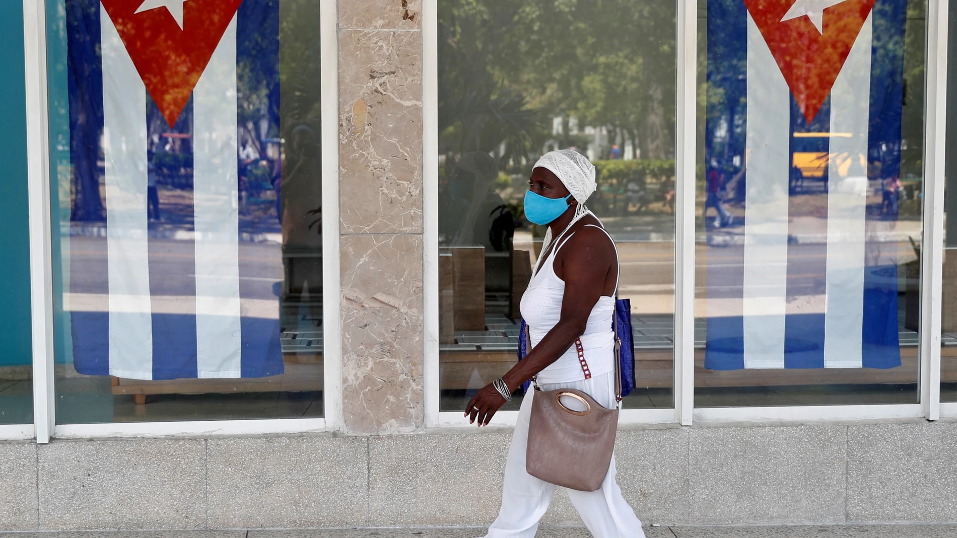 AME5602. LA HABANA (CUBA), 06/05/2021.- Una mujer camina hoy en una calle de La Habana (Cuba). EFE/ Yander Zamora