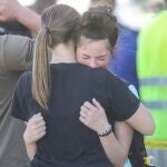 Los estudiantes se abrazan después de un tiroteo