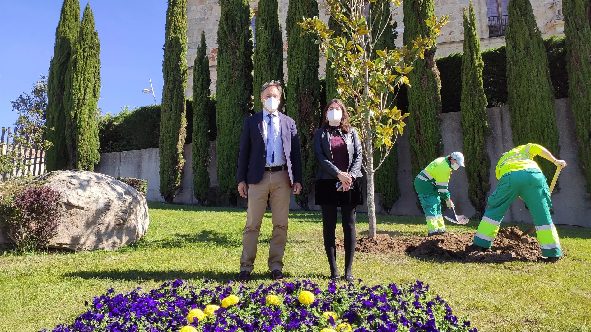El alcalde de la ciudad, Carlos García Carbayo, y la concejal de Medio Ambiente, Myriam Rodríguez, junto al magnolio de la iniciativa "Un árbol por Europa"