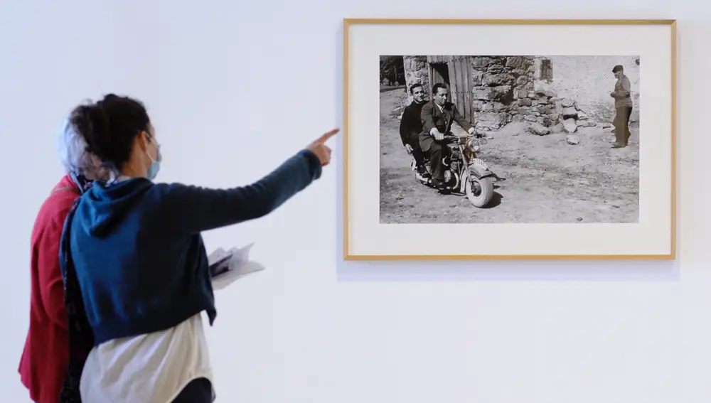 Dos mujeres observan una de las fotografías de la exposición “Piedad Isla. Un testimonio fotográfico “, que este viernes se ha inaugurado en el Museo de Arte Contemporáneo Patio Herreriano de Valladolid. EFE/NACHO GALLEGO