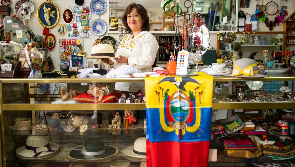 Cruz Zhimnay, propietaria de una tienda de artesanía ecuatoriana en Pueblo Nuevo