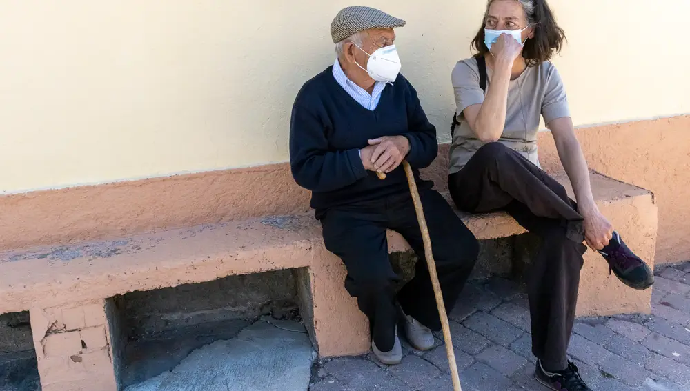 Blanca y Aniceto conversan frente a la casa del anciano, en El Atazar, al norte de Madrid
