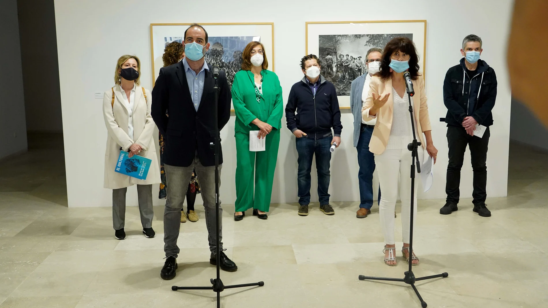 La concejala de Cultura, Ana Redondo, junto al director del MPH, Javier Hontoria y la presidenta de la Diputación de Palencia Ángeles Armisén, junto a los comisarios de la muestra en la exposición 'Piedad Isla. Un testimonio fotográfico'' en el Museo Patio Herreriano