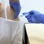 Una mujer recibe la vacuna contra la Covid-19