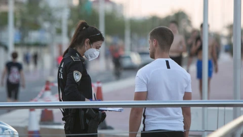 Una policía local impone una sanción en Gandía a un joven que circula sin mascarilla