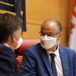 El presidente de las Cortes regionales, Luis Fuentes, conversa con el vicepresidente Francisco Vázquez