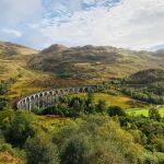 Puentes como este, conocido por haber servido de escenario durante la escena del coche volador de Harry Potter, son algunas de las bellezas disponibles en las tierras altas de Escocia.
