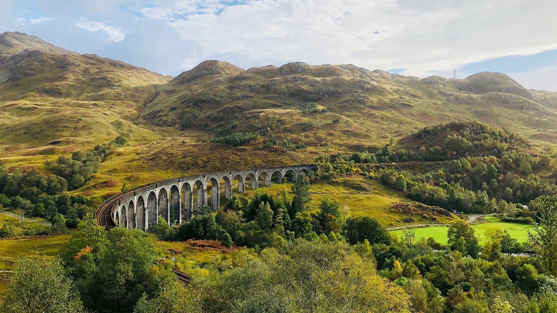 Puentes como este, conocido por haber servido de escenario durante la escena del coche volador de Harry Potter, son algunas de las bellezas disponibles en las tierras altas de Escocia.