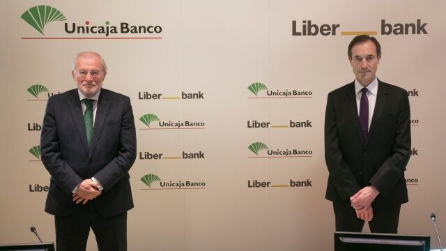 Manuel Azuaga (Unicaja) y Manuel Menéndez (Liberbank) en una imagen de archivo