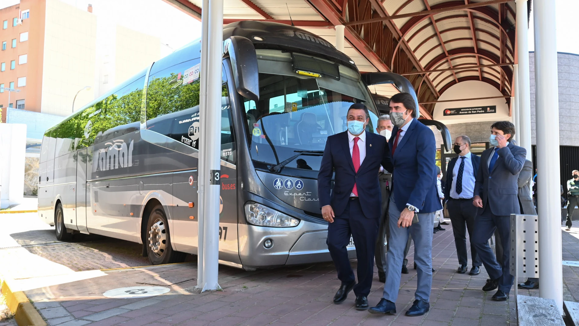 El consejero de Fomento y Medio Ambiente, Juan Carlos Suárez-Quiñones, saluda al presidente de la Diputación de Ávila, Carlos García, durante su visita a la renovada estación de autobuses de Arenas de San Pedro
